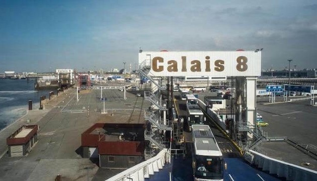 Во Франции в грузовике-рефрижераторе обнаружены восемь мигрантов