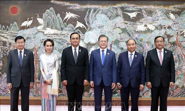 Нгуен Суан Фук принимает участие в саммите Меконг-РК