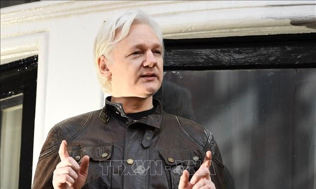 Основатель WikiLeaks Джулиан Ассанж появился на слушании по делу об экстрадиции в США