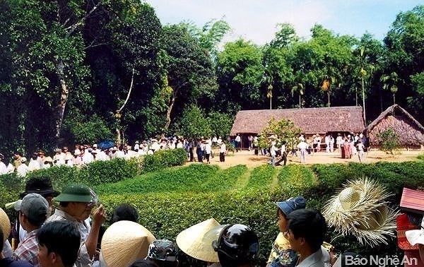Вьетнамцы посещают исторический комплекс Кимлиен в память о президенте Хо Ши Мине
