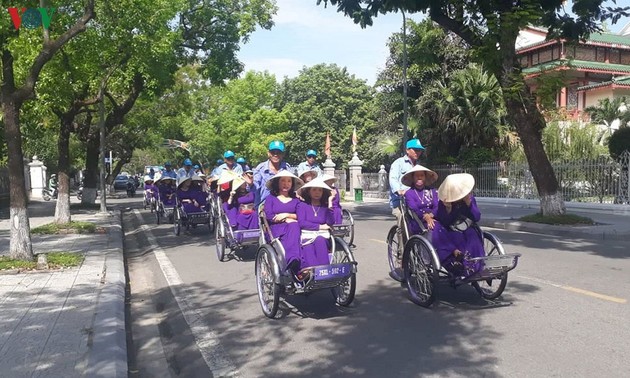 Велорикши - предпочтительное транспортное средство туристов в Хюэ