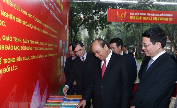 Нгуен Суан Фук посетил книжную выставку, приуроченную к 90-летию со дня основания Компартии Вьетнама