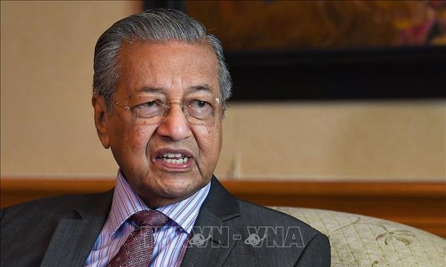 Король Малайзии назначил Махатхира временно исполняющим обязанности премьера
