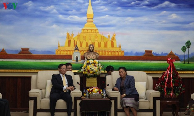 Руководители партии и государства Вьетнама поздравили руководителей Лаоса с 65-летием создания НРПЛ