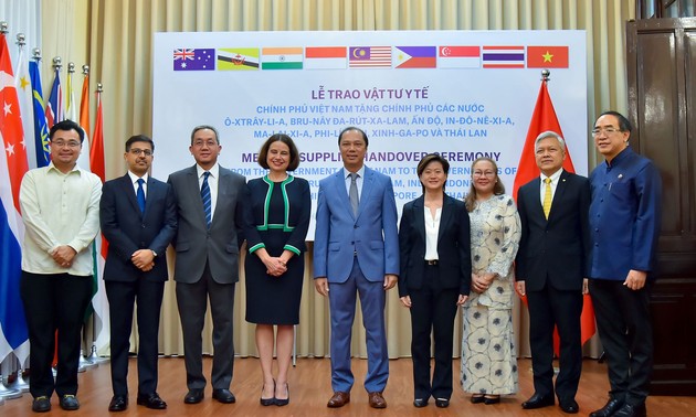 Вьетнам предоставляет странам мира медицинские товары для борьбы с эпидемией Covid 19