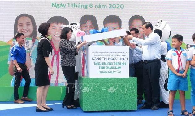 Вице-президент Данг Тхи Нгок Тхинь вручила подарки детям Куангнама