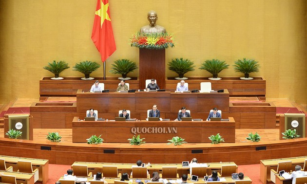 Национальное собрание Вьетнама продолжает рассматривать важные вопросы