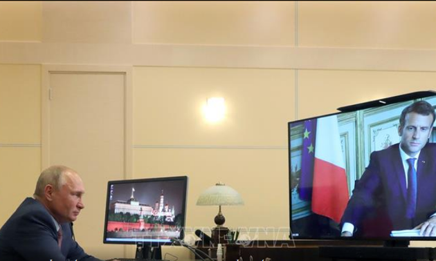 Путин и Макрон провели переговоры в режиме видеоконференции  