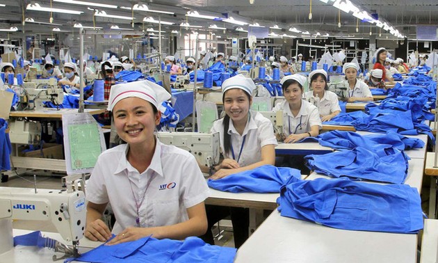 Fitch Solution: Текстильно-швейная отрасль Вьетнама получит выгоду от перемещения глобальной цепочки поставок