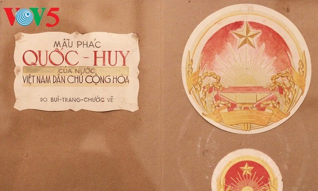 В Ханое открылась выставка, посвященная истории государственного герба Вьетнама
