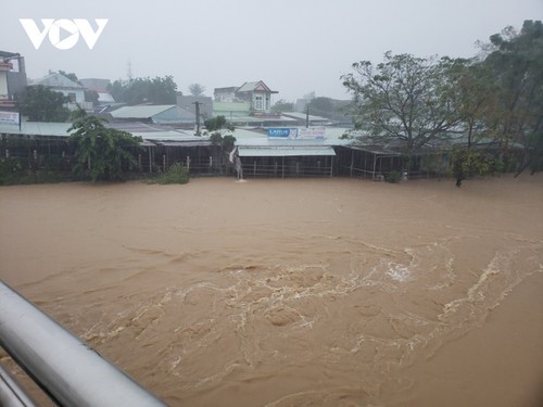 Наводнения нанесли большой ущерб центральновьетнамским провинциям 