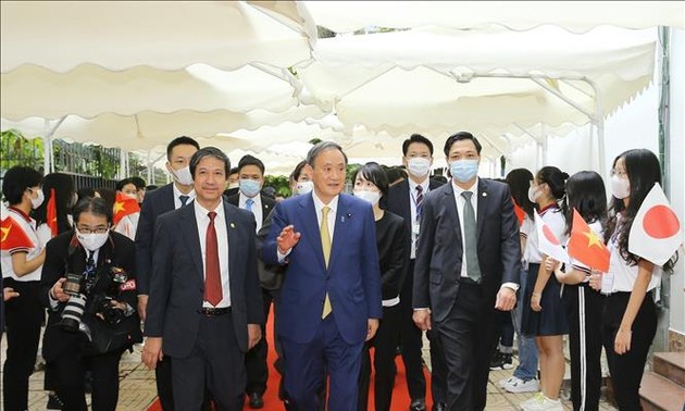 Премьер-министр Японии Ёсихидэ Суга провел встречу со студентами Вьетнамо-японского института