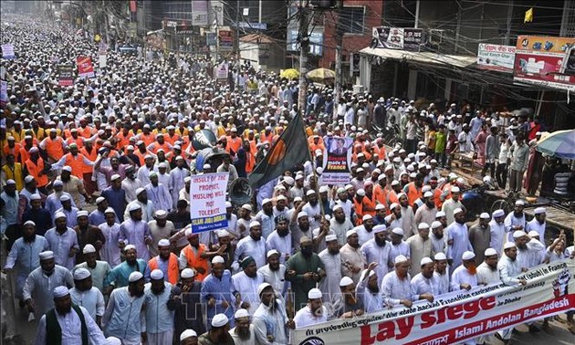 Десятки тысяч мусульман провели массовые антифранцузские митинги 