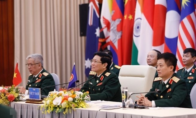 Министр обороны Сингапура высоко оценил успешную организацию Вьетнамом ADMM и ADMM +