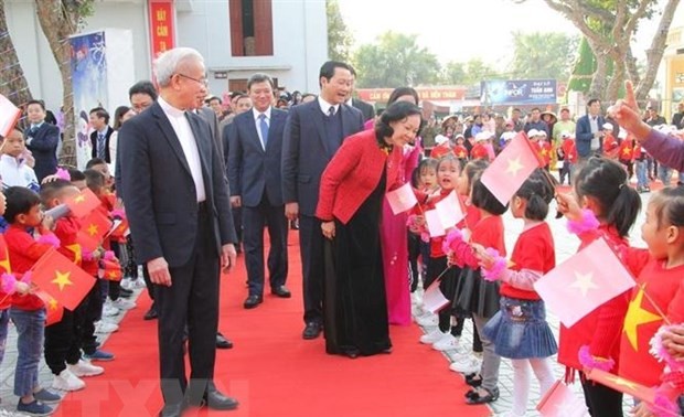  Чыонг Тхи Май поздравила Приходскую церковь Тханьхоа с Рождеством