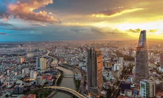 Международные СМИ: В 2021 году ожидается положительный рост вьетнамской экономики