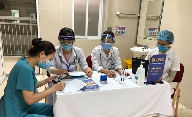 В разных районах Вьетнама продолжается 1-й этап вакцинации от коронавируса