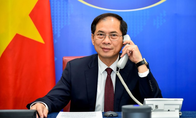 Глава МИД Польши  Збигнев Рау позвонил по телефону Министру иностранных дел Вьетнама Буй Тхань Шону 