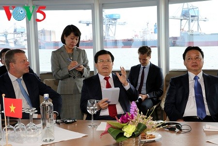 Vietnam dan Belanda memperkuat kerjasama di bidang penelitian tentang air dan pembangunan serta pengelolaan pelabuhan laut