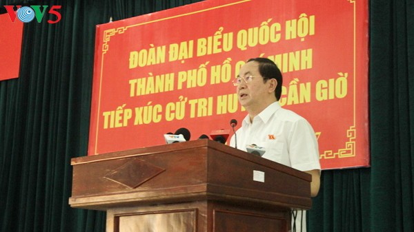 Presiden Vietnam, Tran Dai Quang melakukan kontak dengan para pemilih kabupaten Can Gio, distrik 1, distrik 3 dan distrik 4, kota Ho Chi  Minh