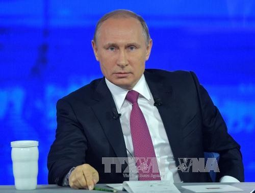 Presiden Rusia, Vladimir Putin menjawab kira-kira 70 pertanyaan selama kira-kira 4 jam melakukan temu pergaulan online dengan rakyat