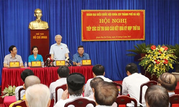 Sekjen KS PKV, Nguyen Phu Trong melakukan kontak dengan para pemilih distrik Hai Ba Trung, kota Hanoi