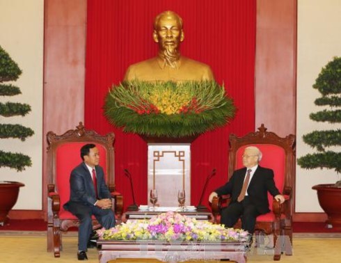 Sekjen KS PKV Nguyen Phu Trong menerima delegasi anggota Partai Rakyat Revolusioner Laos