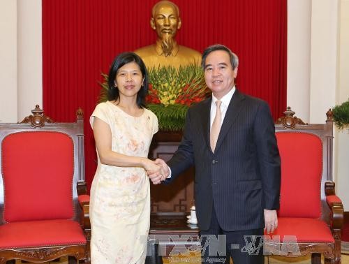 Kepala Departemen Ekonomi KS PKV, Nguyen Van Binh secara terpisah menerima Dubes Kanada dan Dubes Perancis untuk Vietnam