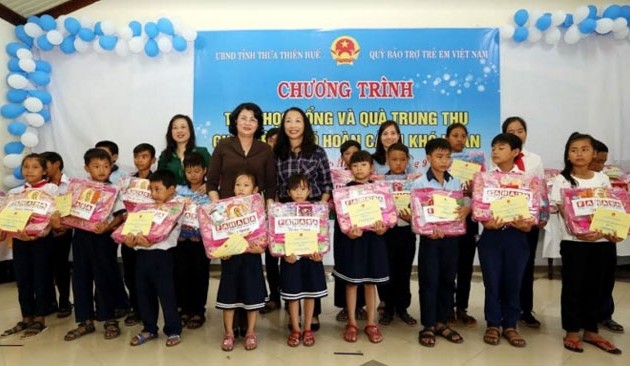 Wapres Vietnam, Dang Thi Ngoc Thinh memberikan beasiswa dan bingkisan Festival Medio Musim Rontok di Kota Hue