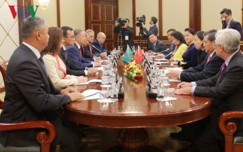 Ketua MN Nguyen Thi Kim Ngan melakukan pembicaraan dengan Ketua Majelis Rendah Republik Kazakhstan