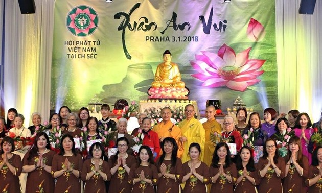 Musim Semi yang gembira, bersatu dan familir dari para penganut Buddhis yang adalah diaspora Vietnam di Republik Czech