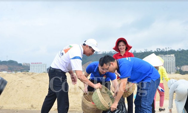 Provinsi Quang Ninh: Mencanangkan program membersihkan pantai Teluk Ha Long