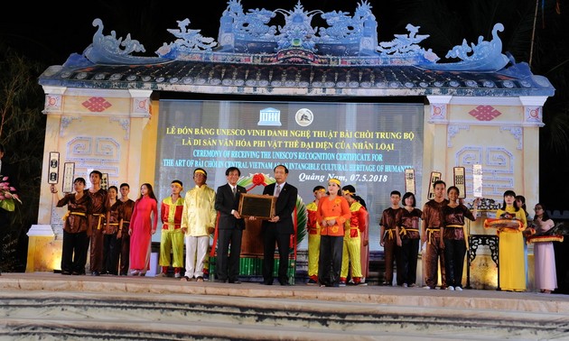  Provinsi Quang Nam menerima Piagam pengakuan  rakyat Bai Choi Vietnam Tengah sebagai Pusaka budaya nonbendawi dari umat manusia