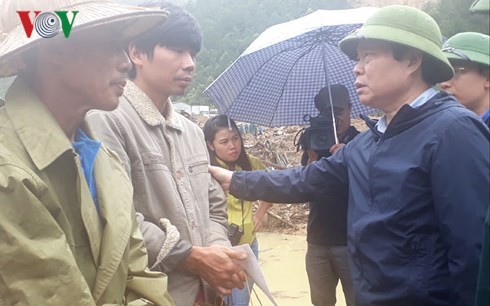 Wakil Ketua MN Vietnam, Phung Quoc Hien memeriksa pekerjaan mengatasi akibat hujan dan banjir di Provinsi Lai Chau