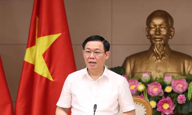 Deputi PM Vietnam, Vuong Dinh Hue memimpin sidang Badan Pengarahan Penyelenggaraan Harga