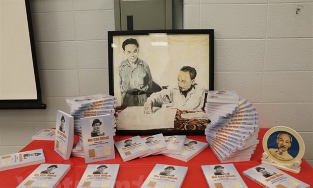 Upacara unjuk muka buku yang ke-3 tentang Presiden Ho Chi Minh di Kanada