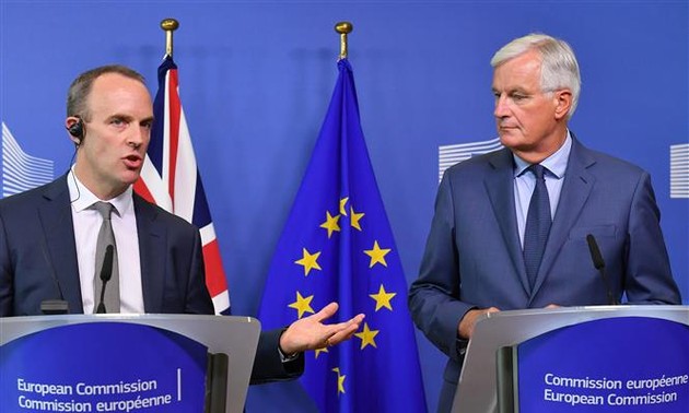 Inggris: Beberapa pasal dalam rencana : “Brexit tanpa permufakatan”
