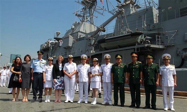 Delegasi perwira dan awak kapal Angkatan Laut Kerajaan Selandia Baru melakukan kunjungan persahabatan di Vietnam