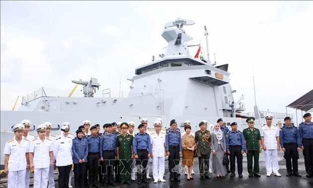 Rombongan perwira dan awak kapal Angkatan Laut Brunei Darussalam melakukan kunjungan kehormatan di Kota Da Nang