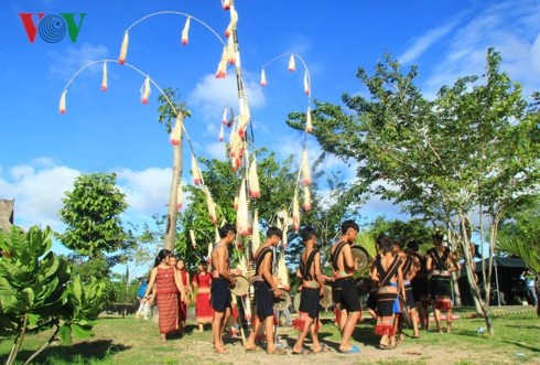 Pekan Budaya-Wisata Provinsi Kom Tum memberikan kesan kuat kepada para wisatawan