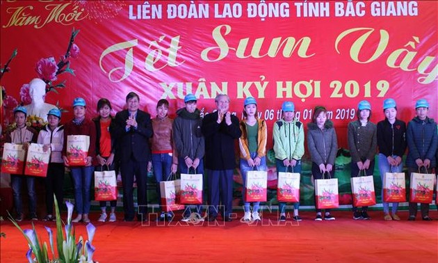 Anggota Harian Badan Sekretariat KS PKV, Tran Quoc Vuong memberikan bingkisan kepada para buruh dan pekerja di Provinsi Bac Giang