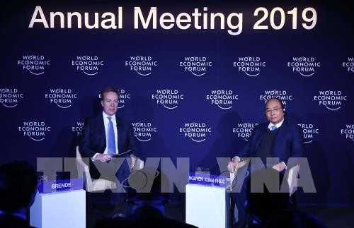 PM Vietnam, Nguyen Xuan Phuc melakukan dialog dengan Ketua WEF tentang tema  Vietnam dan dunia