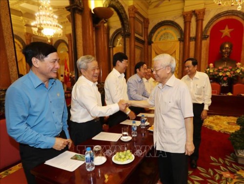 Sekjen, Presiden Nguyen Phu Trong melakukan pertemuan akrab wakil delegasi Ketua Pengurus Front Tanah Air Vietnam 