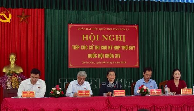 Wakil Harian Ketua MN Vietnam, Tong Thi Phong melakukan kontak dengan pemilih di Provinsi Son La