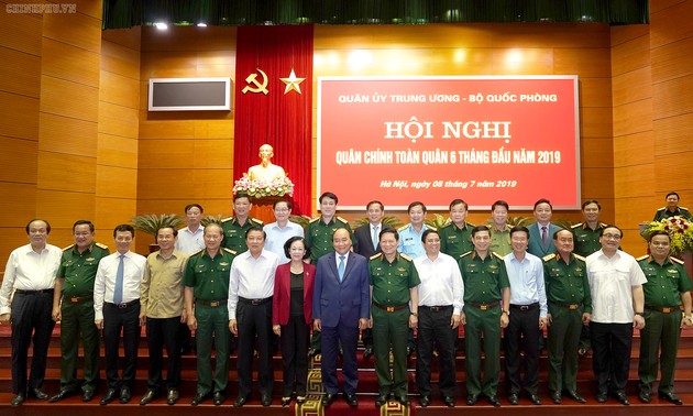 PM Vietnam, Nguyen Xuan Phuc menghadiri Konferensi Politik dan Militer seluruh tentara selama 6 bulan awal tahun 2019