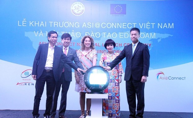 Meresmikan proyek Asi@Connect di Vietnam