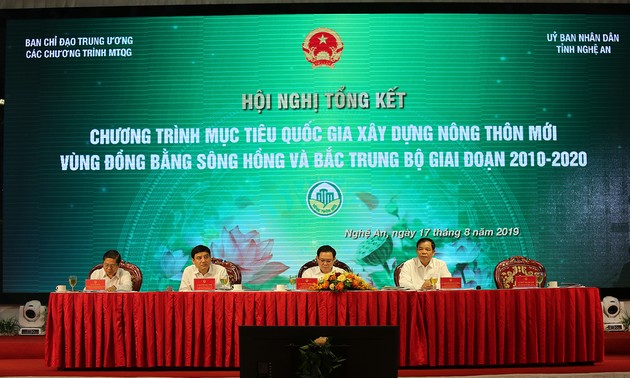 Deputi PM Vuong Dinh Hue menghadiri Konferensi mengevaluasikan program target nasional tentang pembangunan pedesaan baru