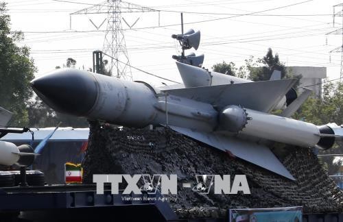 Iran mendemonstrasikan banyak rudal modern buatan sendiri dalam parade militer