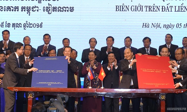 Tonggak baru di atas jalan membangun secara sempurna satu garis perbatasan darat Vietnam-Kamboja yang damai, bersahabat, bekerjasama dan berkembang