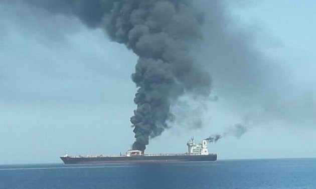 Ledakan kapal tanker Iran: ada kemungkinan diserang oleh rudal